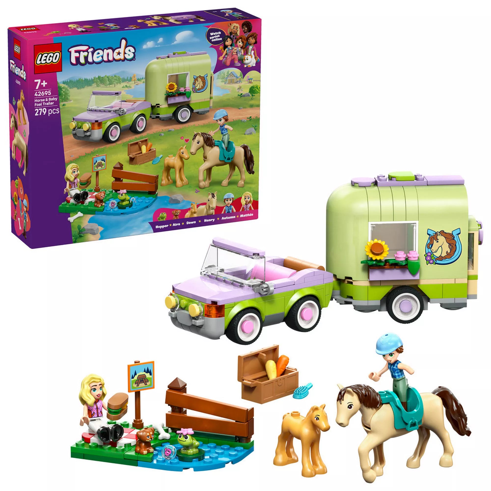 LEGO Friends Lószállító utánfutó és csikó (42695) készlet doboza és a megépített elemek egy képen, jól látható autóval, lószállító utánfutóval, lovakkal és részletes kiegészítőkkel.