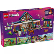 LEGO Friends Lovasistálló és lovasakadémia (42688) dobozának hátoldala, a belső terek, az istállók, az alvóhelyek és a lovas szerepjáték lehetőségeinek bemutatásával.
