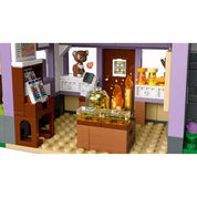 LEGO Friends Méhészek háza és virágoskert 42669 bolt belső része, tele kiegészítőkkel és méhészeti termékekkel.