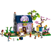  Teljes modell LEGO Friends Méhészek háza és virágoskert 42669, színes virágokkal és méhészkedős részletekkel.