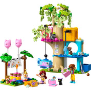A LEGO Friends Macskaszülinapi buli (42666) szett felépített állapotban, macskafákkal, színes emeletes faépülettel, ajándékokkal, figurákkal és cicákkal.