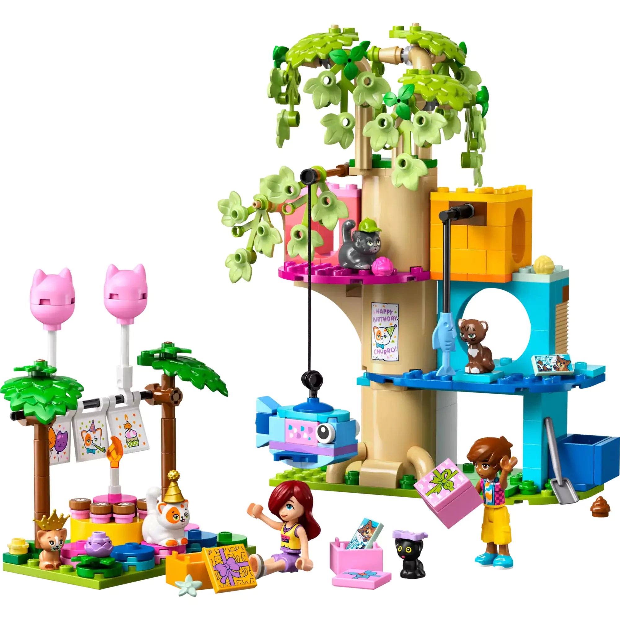 A LEGO Friends Macskaszülinapi buli (42666) szett felépített állapotban, macskafákkal, színes emeletes faépülettel, ajándékokkal, figurákkal és cicákkal.