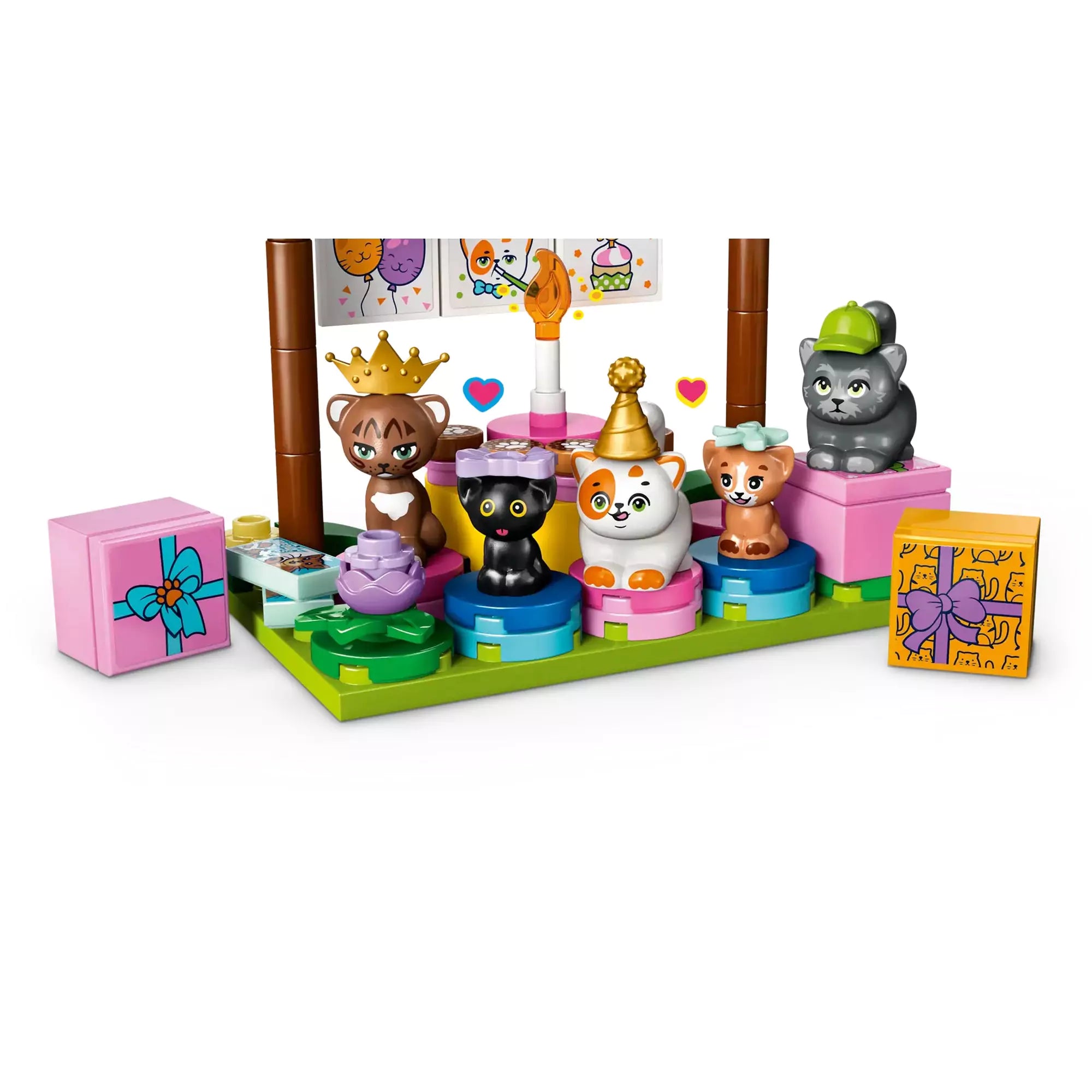 Hat LEGO cica ül díszített párnákon a LEGO Friends Macskaszülinapi buli (42666) készlet részeként, ünnepi sapkákban és koronával.