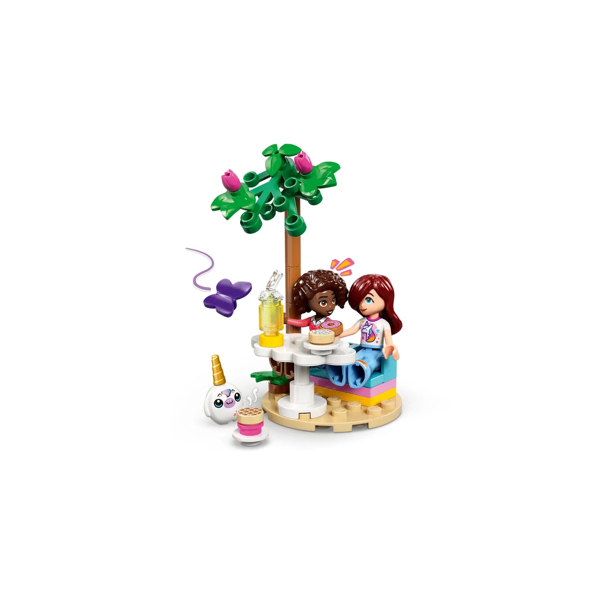 LEGO Friends Unikornisos kávézó építése közben, szétszórt elemekkel és részletekkel az asztalon
