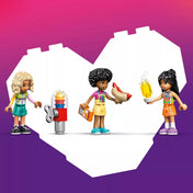 LEGO Friends Beltéri játszótér készlet minibabafigurái ételes és italos kiegészítőkkel, hot doggal, üdítővel és rágógéppel.