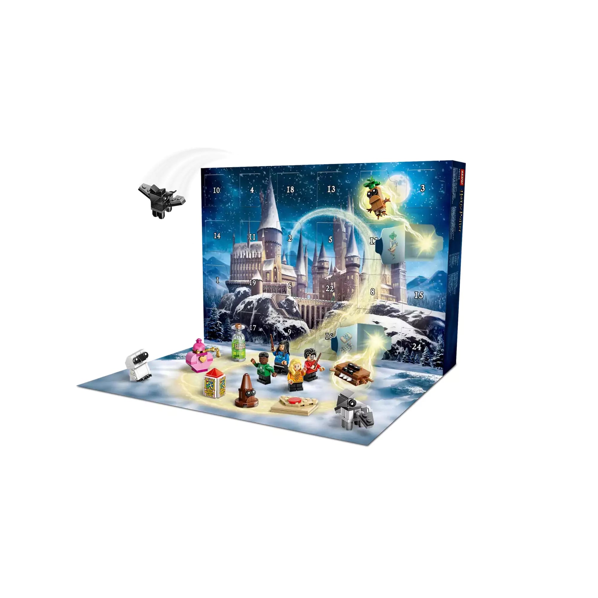 LEGO Harry Potter Adventi naptár 2025 kinyitva, varázslatos Roxfort háttérrel, apró figurákkal és építményekkel elhelyezve a nyitható ablakok előtt.