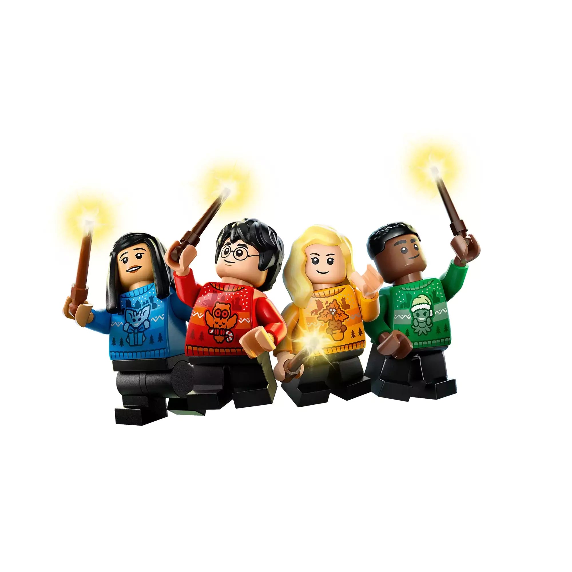 Harry Potter, Cho Chang, Luna Lovegood és Cedric Diggory LEGO minifigurák karácsonyi Roxfort pulóverben, varázspálcával a kezükben.