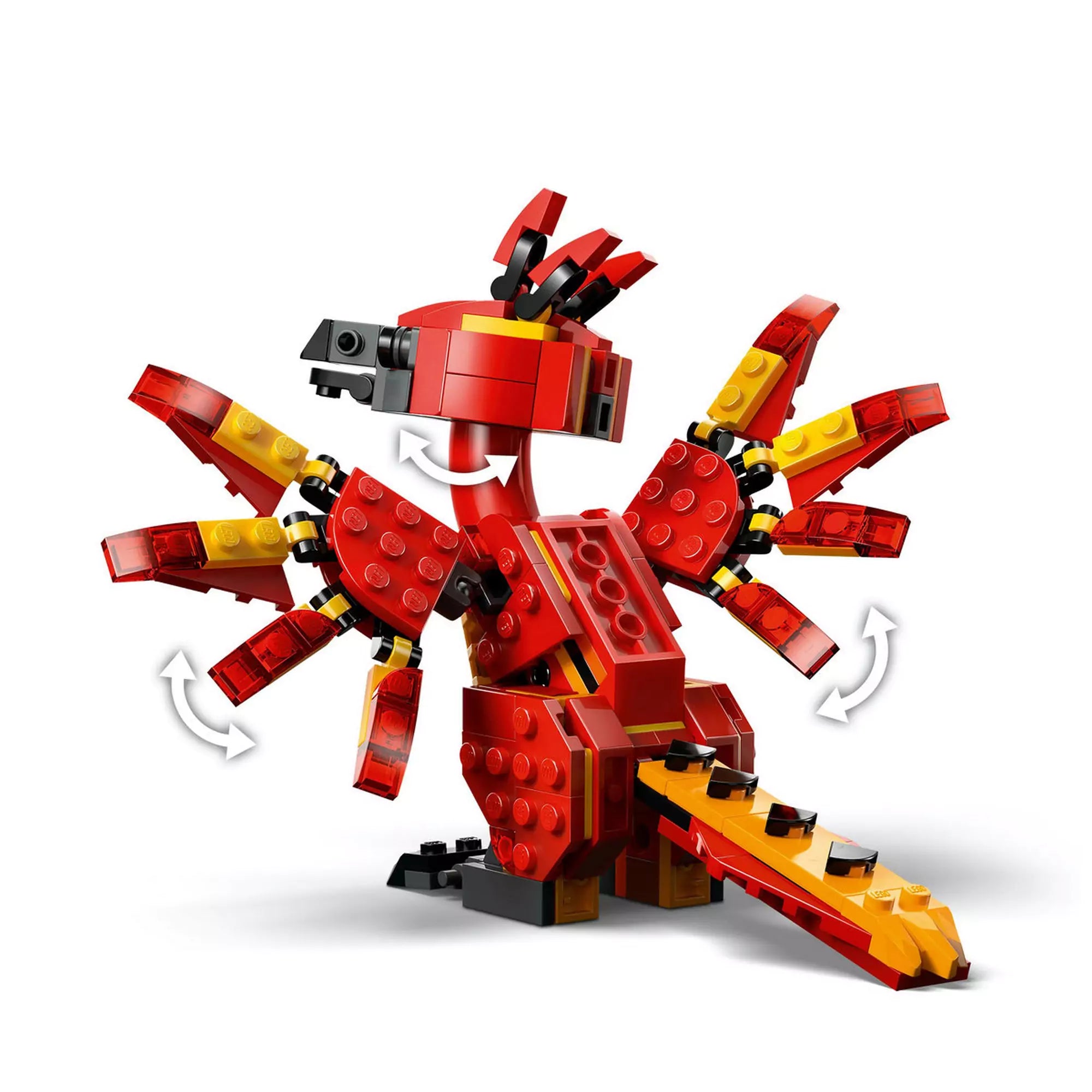 A LEGO-ból épített Fawkes főnix részletes képe mozgatható szárnyakkal, piros, sárga és narancssárga elemekből felépítve, fehér háttér előtt.
