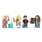 LEGO Harry Potter Luna Lovegood háza (76467) – a készlet minifigurái és kiegészítői fehér háttéren.