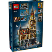 LEGO Harry Potter: Roxfort kastély – A központi torony (76454) hátoldali kép, a részletes belső terekkel és ikonikus jelenetekkel.