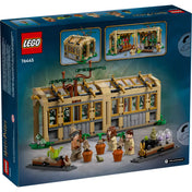 LEGO Harry Potter Roxfort kastély: Gyógynövénytanóra 76445 készlet hátoldala, részletes üvegház jelenettel és mandragórákat ültető minifigurákkal.