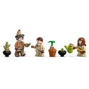 LEGO Harry Potter Roxfort kastély: Gyógynövénytanóra 76445 minifigurák közelről: Bimba professzor, Neville Longbottom és Hermione Granger kiegészítőkkel.