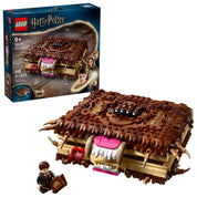 LEGO Harry Potter: Szörnyek szörnyű könyve (76449) – a készlet teljes tartalma dobozzal és Neville minifigurával elrendezve.