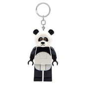 LEGO Iconic Panda világító kulcstartó elölnézetben, mosolygó panda arc részleteivel, fekete karokkal és lábakkal, LEGO minifigura stílusban, fehér háttéren.