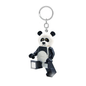 LEGO Iconic Panda világító kulcstartó működés közben, bekapcsolt LED fénnyel a panda lábánál, oldalnézetből, fehér háttéren.