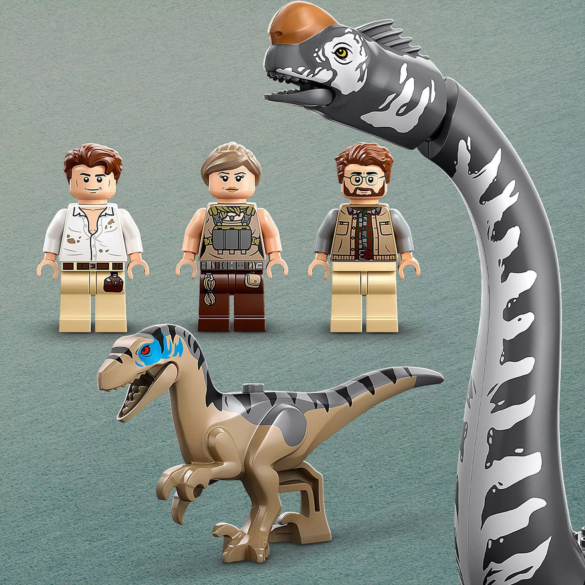 „A LEGO 76973 készlet három minifigurája – Martin Krebs, Zora Bennett és Dr. Henry Loomis – valamint a Velociraptor és a Titanosaurus részletesen bemutatva közelről.”