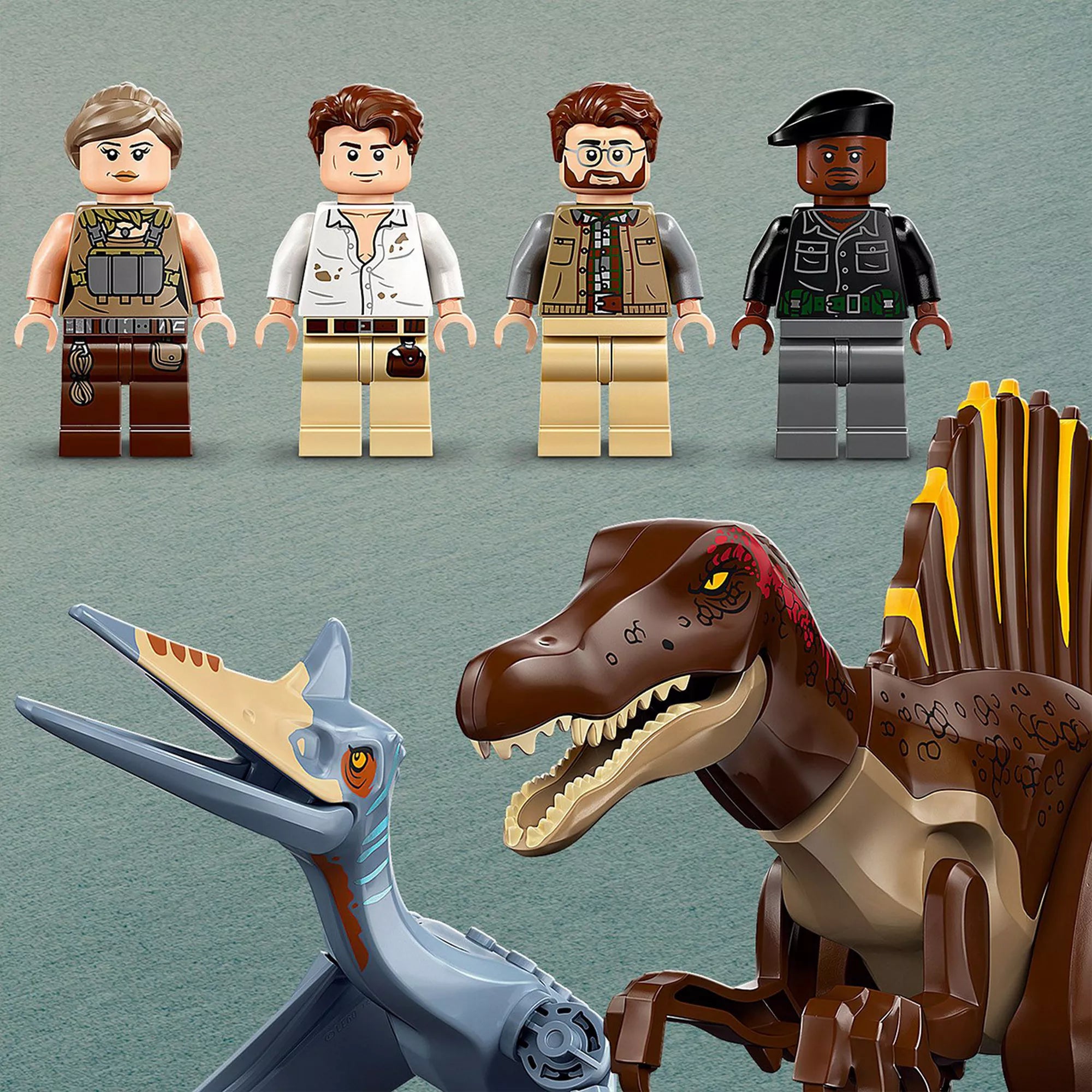 „A LEGO Jurassic World 76976 készlet minifigurái – Zora Bennett, Martin Krebs, Dr. Henry Loomis és Duncan Kincaid – valamint a Spinosaurus és a Quetzalcoatlus dinoszaurusz figurák közelről.”