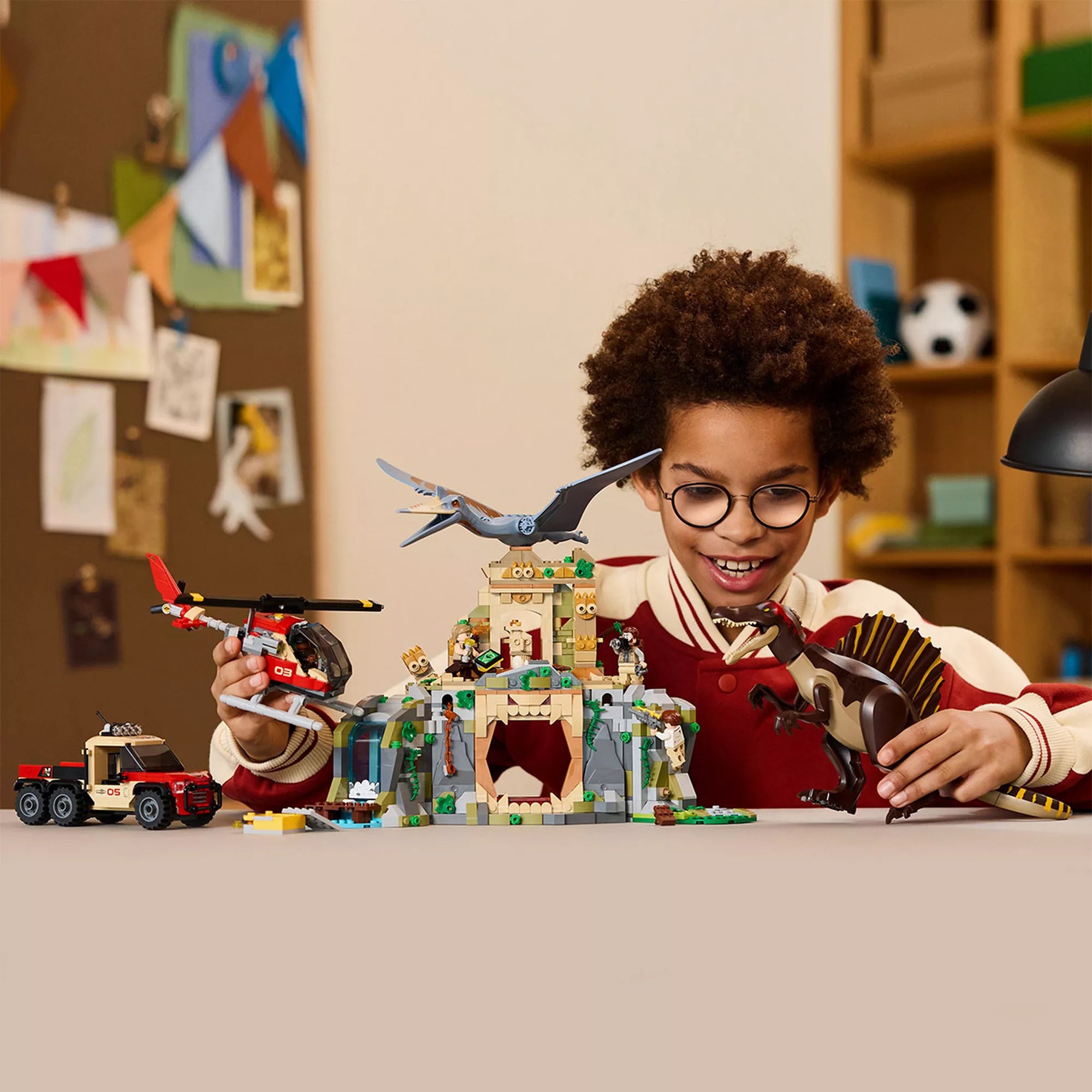 Gyermek játszik a LEGO Jurassic World 76976 készlettel: a Spinosaurusszal, a Quetzalcoatlusszal, a helikopterrel és a templom építményével, teljes kalandos játékkörnyezetben.”