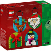 A LEGO Karácsonyi díszválogatás (40744) dobozának hátoldala, amely bemutatja a négy megépíthető karácsonyi díszt: Mikulás, rénszarvas, hóember és ajándék.