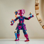 „LEGO Marvel A Fantasztikus Négyes vs. Galactus építőfigura kiállítva otthoni környezetben, minifigurákkal Galactus karjain.”
