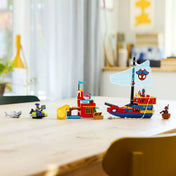 LEGO Marvel Spidey csapat kalózhajója (11208) készlet játék közben, kalózhajóval, szigettel, csónakkal és minifigurákkal egy asztalon elrendezve.