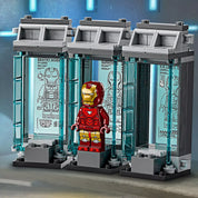 Vasember páncéljai üvegkapszulákban a LEGO Marvel A Vasember laboratóriuma: páncélcsarnok készletből.