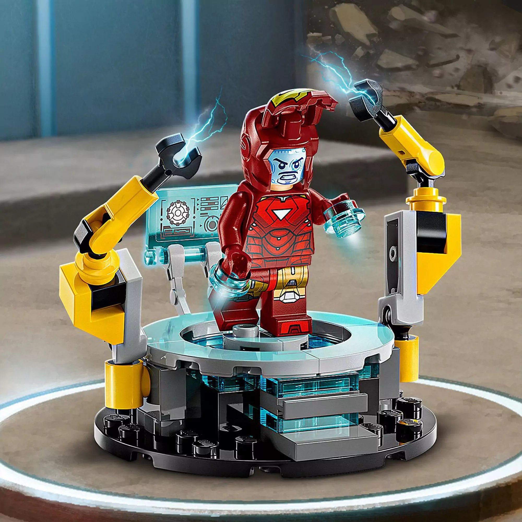 Vasember a szerelőplatformon, szerelőkarokkal körülvéve a LEGO Marvel A Vasember laboratóriuma: páncélcsarnok jelenetben.