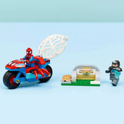 LEGO Marvel 11206 teljes játékkészlet világoskék háttéren, Spidey motorral, Rhino figurával, pizzakemencével és pókhálós csapdával.