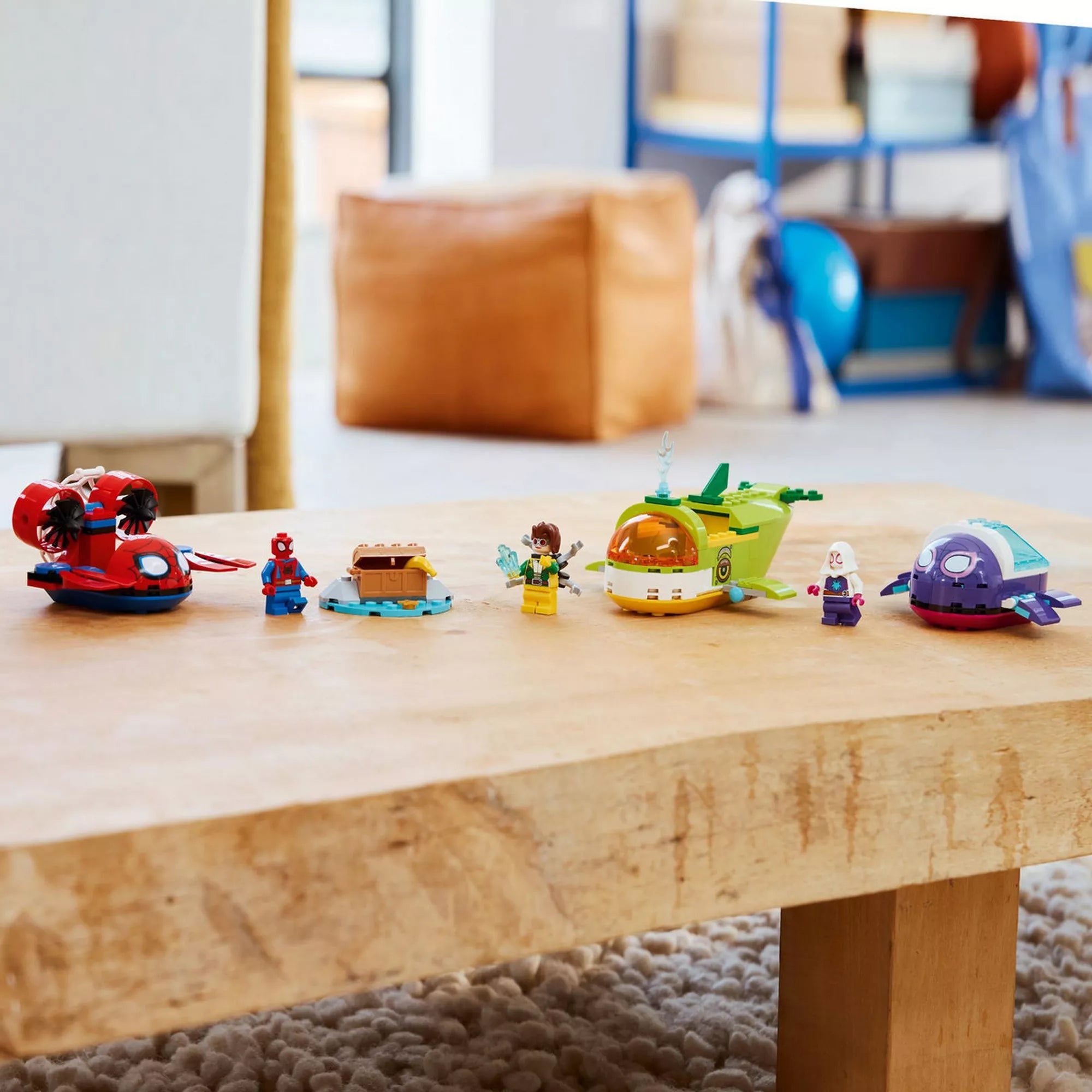 LEGO Marvel Spidey: Víz alatti járművek (11207) készlet játék közben, tengeralattjárók, minifigurák és kincsesláda egy asztalon elrendezve.