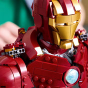 Részletgazdag közelkép a LEGO Marvel Iron Man MK4 mellszobor arany-vörös sisakjáról és vállpáncéljáról, élethű kialakítással.
