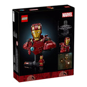 A LEGO Marvel Iron Man MK4 mellszobor (76327) doboz hátoldala, rajta a kész mellszobor, egy minifigura, méretarányos rajz és filmes jelenet.