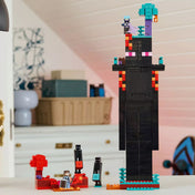 LEGO Minecraft: A Bevégzőtorony (21279) felépített modell szobai környezetben, karakterekkel a torony körül.