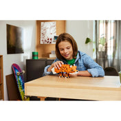 LEGO Minecraft: A róka 21588 játék közben, gyermekkel egy asztalon, valós élethelyzetben