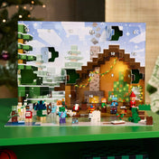 LEGO Minecraft Adventi naptár kinyitva – téli házikó hátterével, kinyitott ablakokkal, ünnepi minifigurákkal, zombival, hóember-gólemmel és Creeperrel.