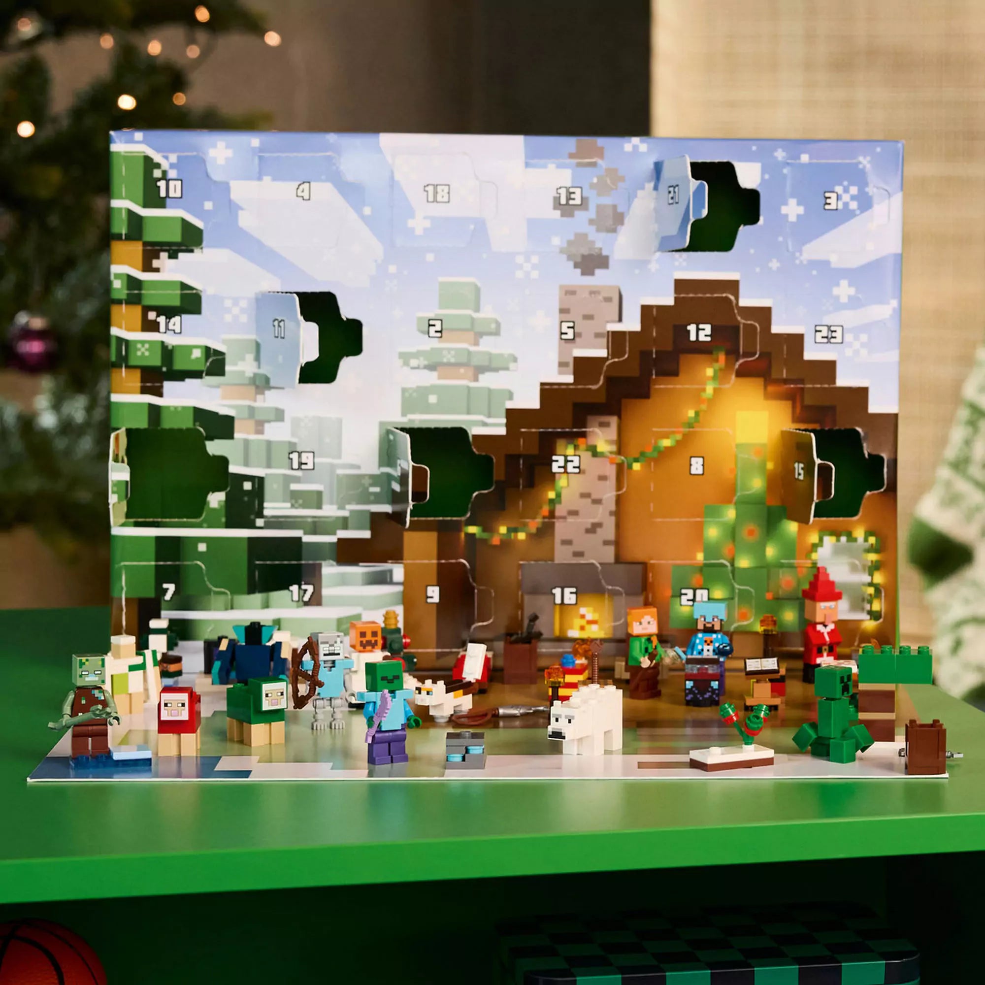LEGO Minecraft Adventi naptár kinyitva – téli házikó hátterével, kinyitott ablakokkal, ünnepi minifigurákkal, zombival, hóember-gólemmel és Creeperrel.