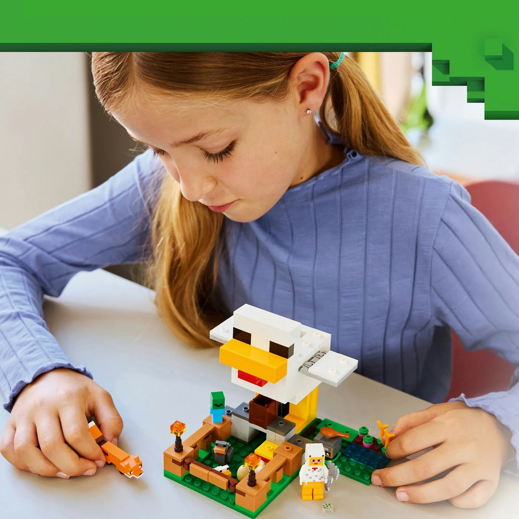 LEGO Minecraft: Csirkefarm 21585 játék közben, csirkefarm funkcióinak használatával