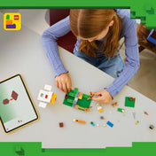 LEGO Minecraft: Csirkefarm 21585 építés közben, gyerek által összerakott jelenettel