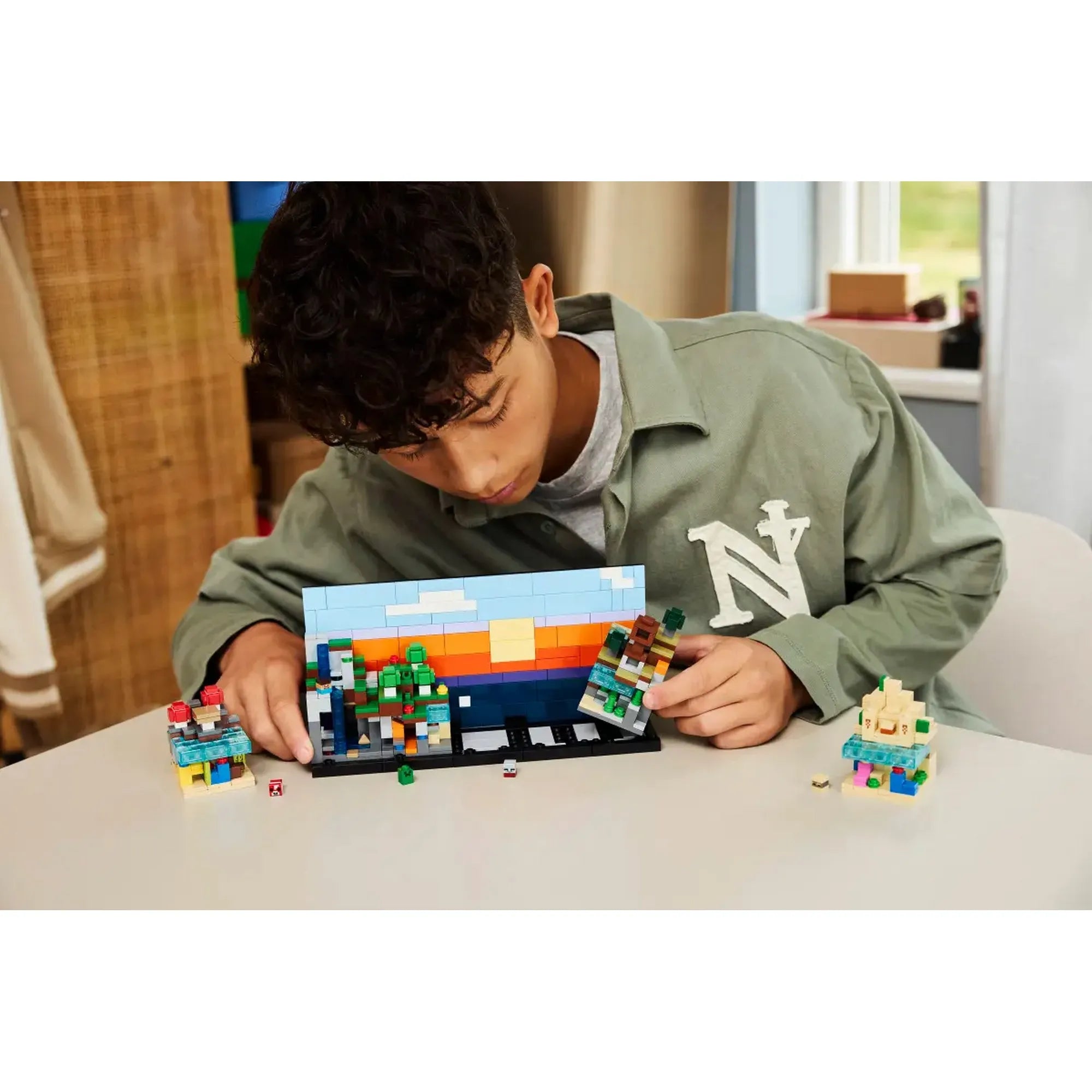 LEGO Minecraft: Minibiomok 21589 készlet játék közben, gyermek által építve.