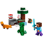 LEGO Minecraft Steve’s Taiga Adventure 21583 teljes készlet elemei, Steve és creeper figurák, róka, fa, TNT és kiegészítők.