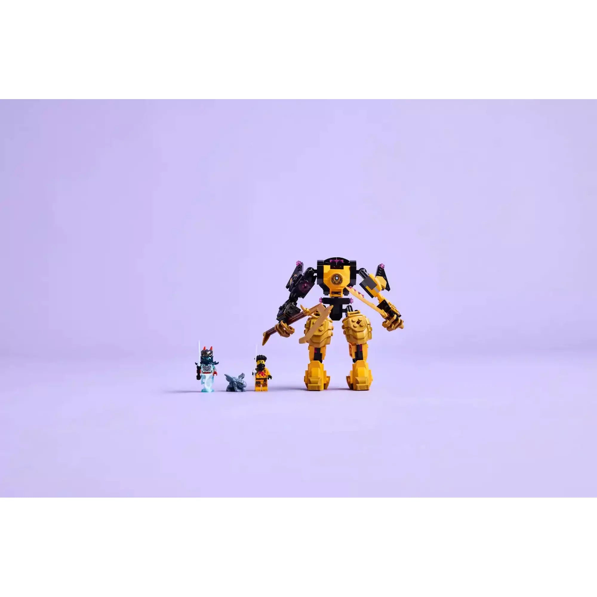 LEGO Ninjago: Arin Spinjitzu harci robotja (71839) megépített robot, Arin, árnyharcos és Bebe Riyu lila háttér előtt.