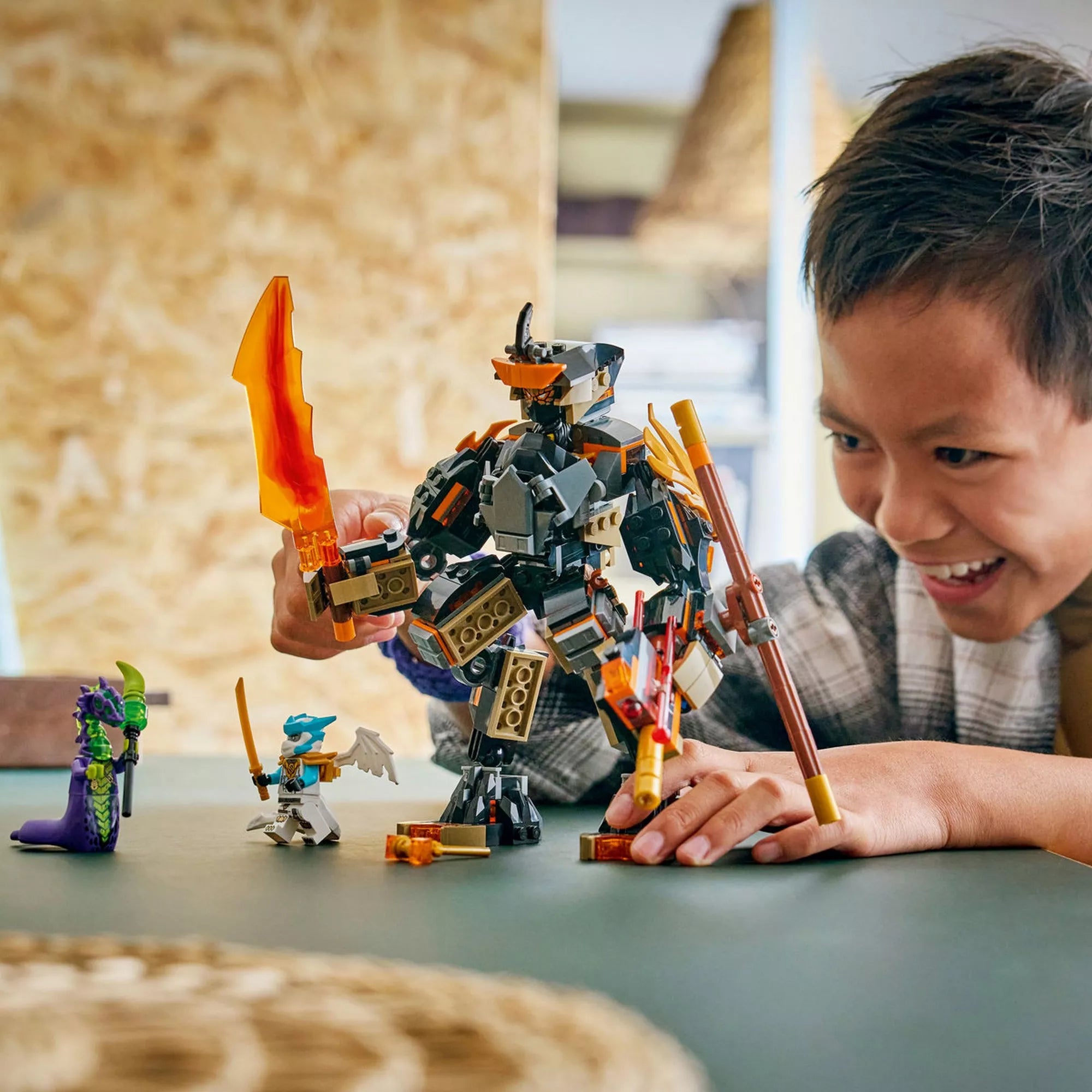 Gyermek játék közben a LEGO NINJAGO Cole’s Mission Mech modellel és a hozzá tartozó minifigurákkal.