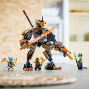 A felépített LEGO NINJAGO Cole’s Mission Mech harci pózban, a minifigurákkal együtt.