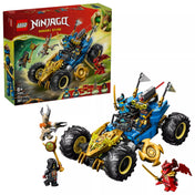 LEGO NINJAGO Jay átalakuló járműve (71856) doboza és a teljes készlet fehér háttéren, kék-arany színű terepjárművel, nagy kerekekkel, forgó pengékkel, zászlókkal és a mellékelt NINJAGO minifigurákkal.