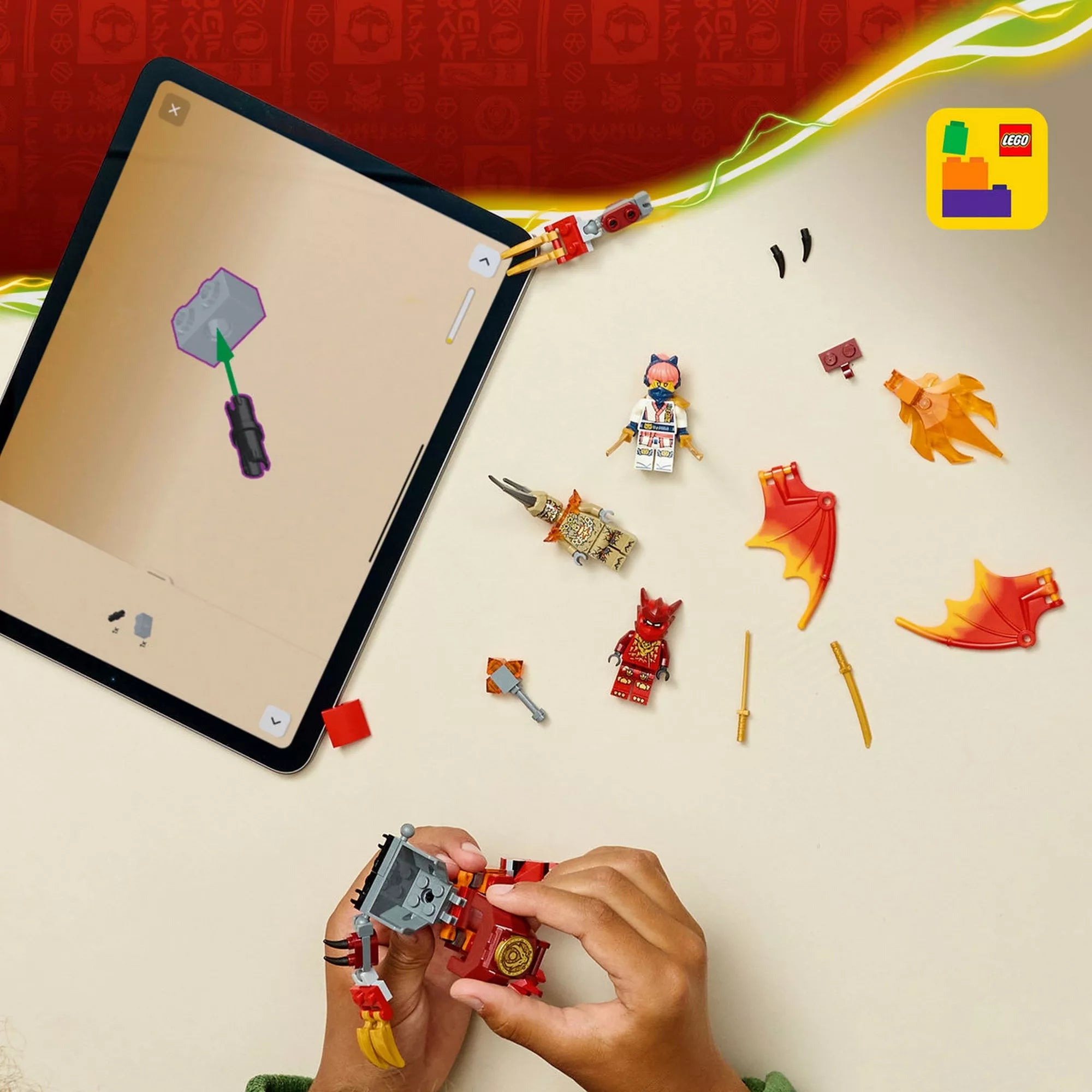 A LEGO Builder alkalmazás használata a Kai’s Dragon Mech Battle Pack építése közben, alkatrészekkel és digitális útmutatóval.