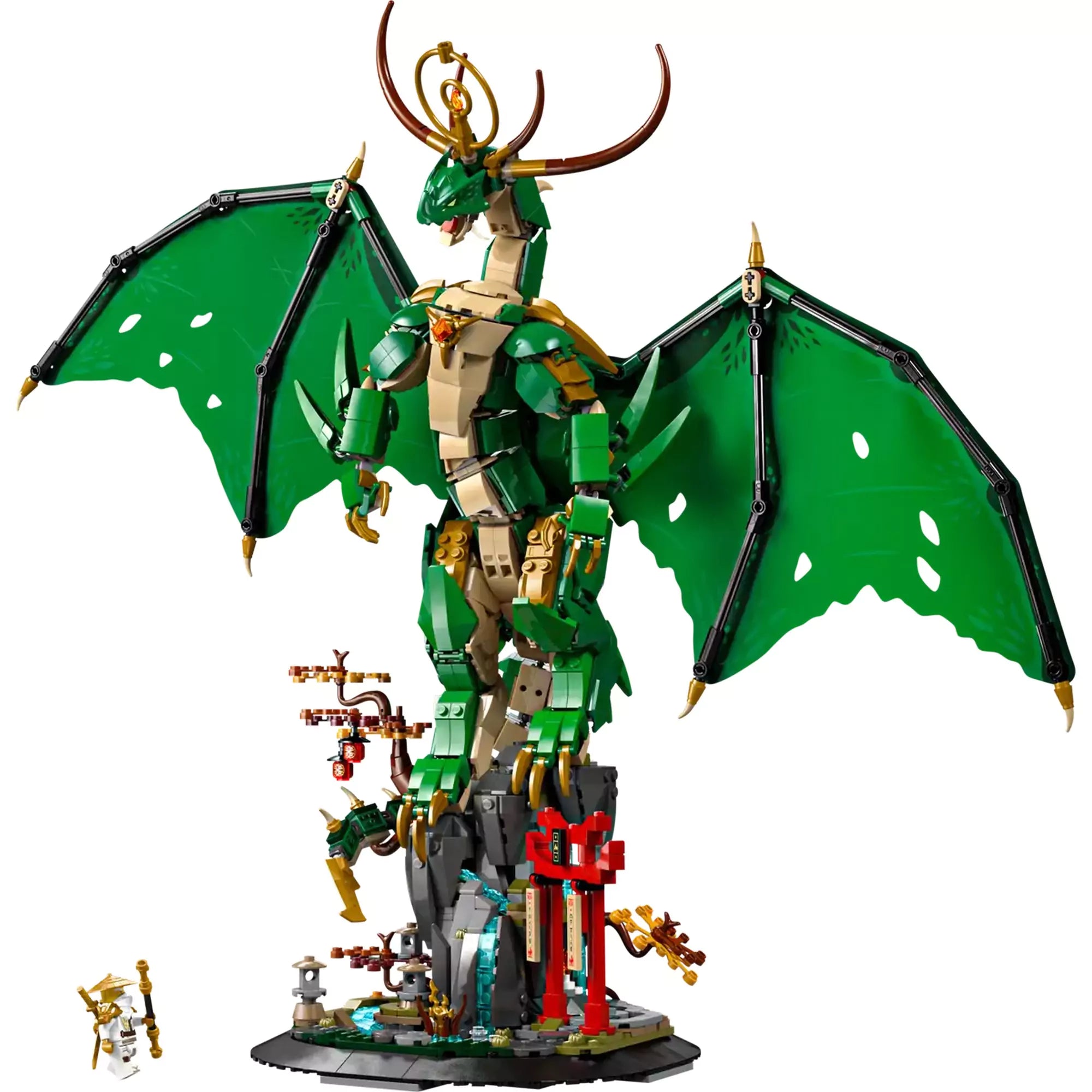 A LEGO NINJAGO Az Őrsárkány (71847) készlet fő modellje, a nagyméretű, álló zöld sárkány arany díszekkel, kiterjesztett szárnyakkal és sziklás talapzattal, piros torii kapuval.
