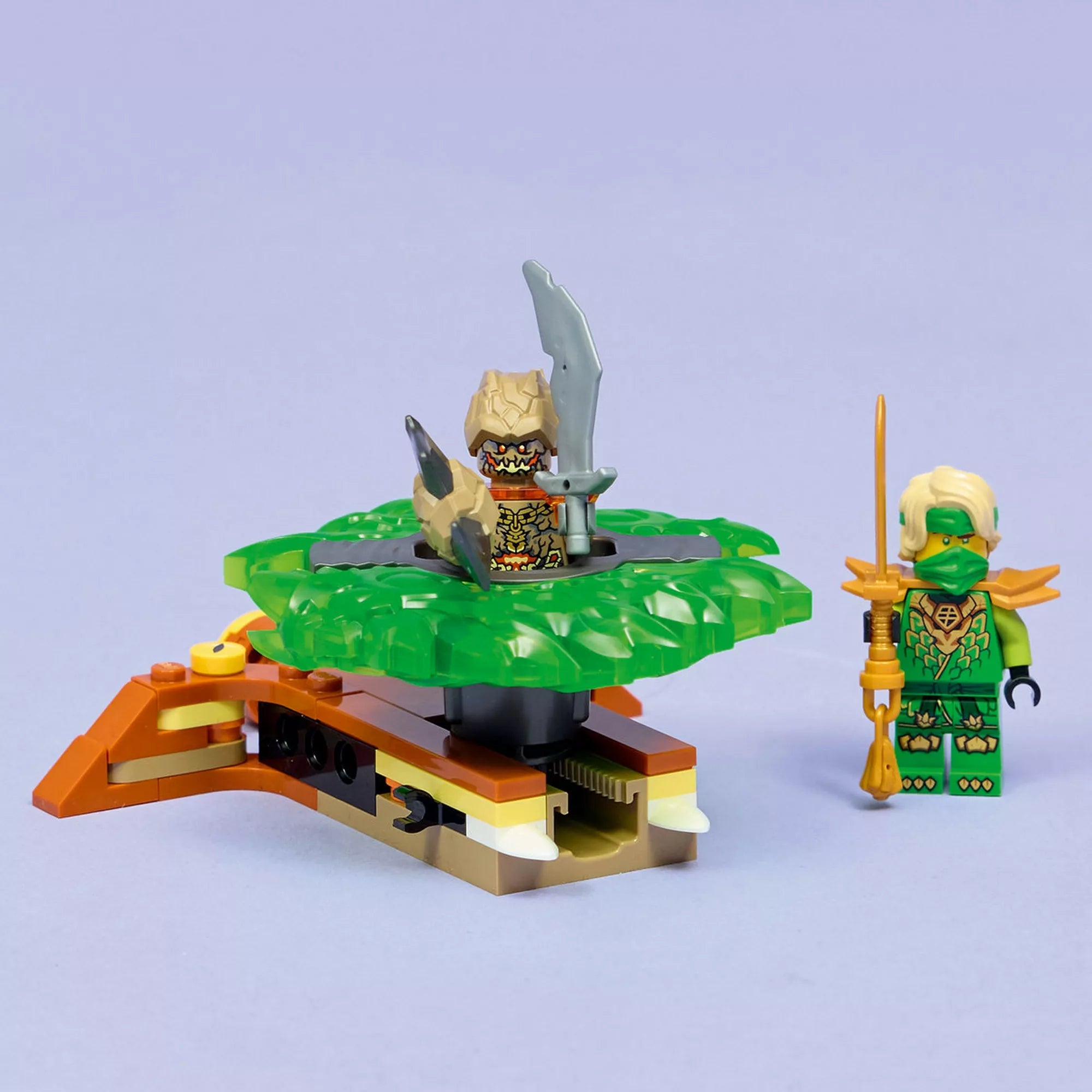 A LEGO NINJAGO Lloyd vs. Föld Szörny pörgettyű teljes tartalma indítóval, pörgettyűvel és minifigurákkal.