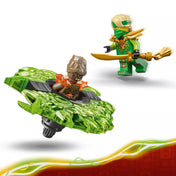LEGO NINJAGO Lloyd minifigura arany karddal, szemben a zöld Föld Szörny pörgettyűvel forgás közben.