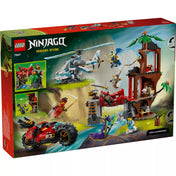 A LEGO NINJAGO 71857 készlet dobozának hátoldala, a lombház részletes belső tereivel, a forgó híddal, csapdákkal, valamint a helikopter és a ninja motor funkcióinak bemutatásával.
