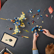 LEGO NINJAGO 71843 Rogue gépmechje és sárkánylovasa építés közben, fekete asztalon szétszórt elemekkel, tableten látható digitális útmutatóval.