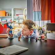 Egy kisfiú játszik a LEGO NINJAGO 71843 Rogue gépmechje és sárkánylovasa szettel, miközben a karaktereket és a megépített járműveket mozgatja.